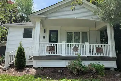 Image de Art gallery-inspired house steps from the Elora Mill. Plenty of private parking!