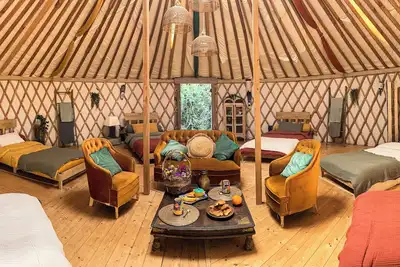 Image de Yourte de 50 m2 et jardin exotique avec piscine et poolhouse