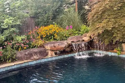 Image de Available for Commissioning Week and Boat shows. Heated Pool and great backyard