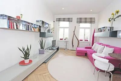 Image de Riverfront haven with designer style, sleeps 6, perfect for a city escape!