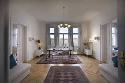 Image de Stunning river-view apartment in Naplavka Smichov, sleeps 11, perfect for exploring Prague!