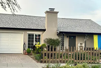 Image de Charming, sunny, quiet 3-bed bungalow in San Carlos, strong WiFi, hot tub, Bbq.
