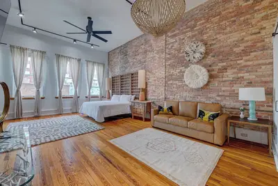 Image de Luxe 220, Unit 4 - Penthouse with Spa Bath & Jacuzzi Tub