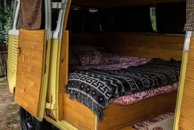 Image de Hippie bus in the forest with mountain views - Hidden Forest