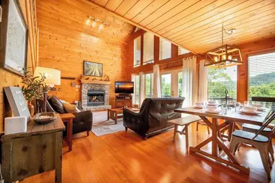 Image de *Gated Community* Relaxing 3bd Cabin w/ Hot Tub!