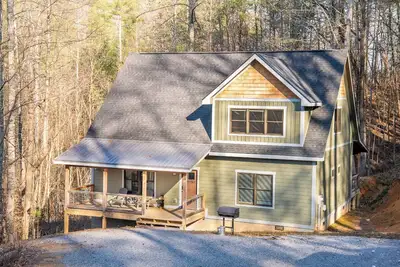 Image de *Secluded 3bd Chalet w/ Hot Tub + Arcades!