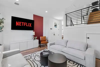 Image de Luxe Windsor Park Home | Great for Holiday Season!