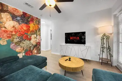 Image de Rose Suite - Sleeps 6! | Great for F1 and Longhorns