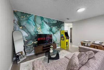 Image de Ut Suite - Sleeps 5 Stay for F1 and Football