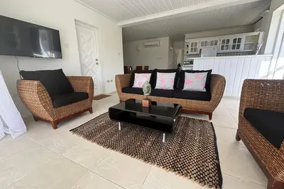 Image de Coconut Grove Retreat: 2 Bedroom Apartment with view of Pool and Mullins Beach