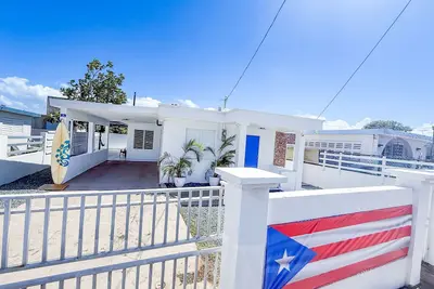 Image de Charming 3-bedroom Beach House with Ac and WiFi near Arecibo's best beaches.