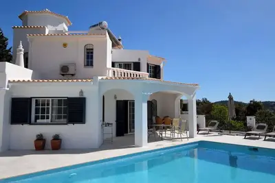 Luxury 8-person Villa with pool and sea view