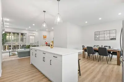 Image de Luxe 3br Townhome, 2 Garage, King Bed, Central Heating, Ski Access, Near Banff