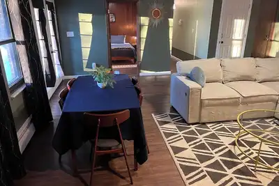 Image de Spacious, 2 Br, Aurora guest suite with Rocky Mountain views.