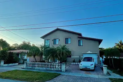 Image de Miami Coral Gables Villa 4bed/4bathroom sleeps 10 pool free parking pet friends