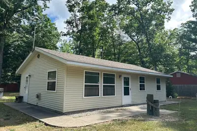 Image de 3 Bedroom Cottage near Wolf Lake in Baldwin Michigan.