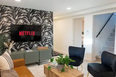 Image de Botanic Bungalow - Private 2br Lower Level & Yard