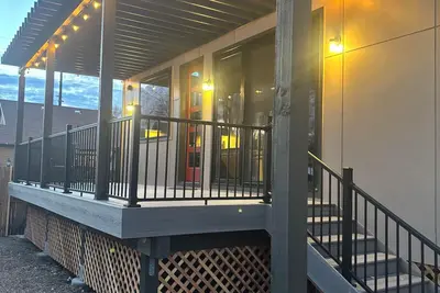 Image de Dramatic New Home Right Downtown