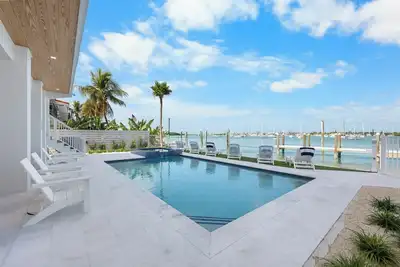 Image de P97 - Premier 5 bedroom, 3. 5 bath waterfront home with spectacular views of Boot Key Habor