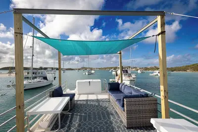 Image de Escape to Pineapple! Enchanting 1-bedroom house boat in George Town. E