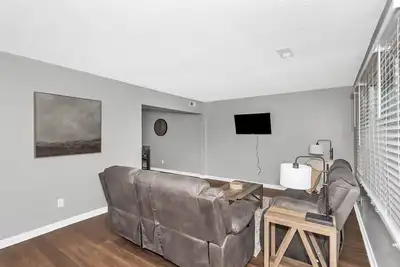 Image de Classy 3br + 2 Bath with Dedicated Office