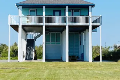 Image de The Crab Shack. 360 degree views of Gulf and Bay. Pickleball! Across from beach!