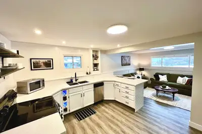 2 Bedroom Suite Near Hiking Trails!