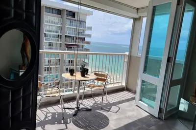 Image de Best Vacation Ever. . . Upscale Beachfront Living!