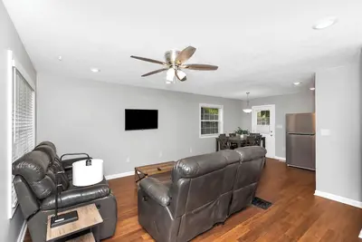 Image de 3-Br Home + Dedicated Office Space