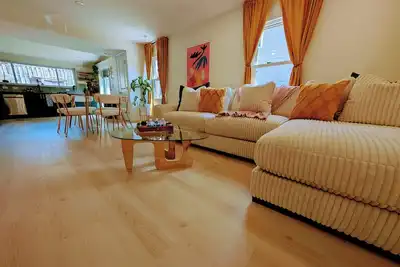 Image de Stunning, Warm, and Perfectly Located 3-bedroom Alexandria Home