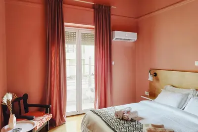 Image de Restored 3-bedroom apartment minutes from Acropolis, steps from Metro