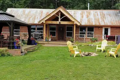 Image de Oakenshield Cabin at GreenMan Farm