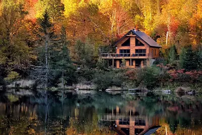 Image de Chalet féerique en bois, pour un séjour relaxant en pleine nature.