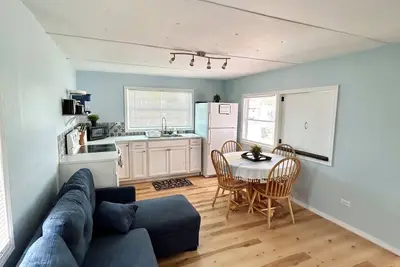 Image de Cozy 2 bedroom, 1 bathroom stay in Holiday. With WiFi, Big screen, and Foosball.