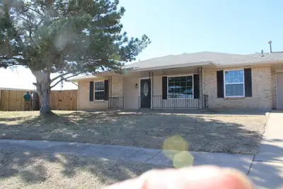 Image de 3-bedroom home in Lawton near Ft Sill with large yard, pool and Chefs kitchen