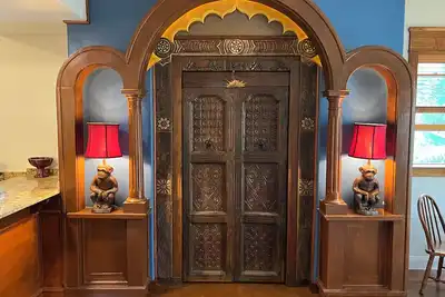 Image de Unique 3-bed mini-resort in downtown DeLand with natural pool and waterfalls.