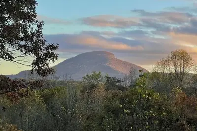 Image de Mountain Retreat - Hot Tub - King Beds - Views of Mt. Yonah - New Floors!