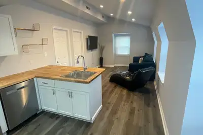 Image de Charming 2-bedroom apartment with WiFi, Ac in welcoming Media