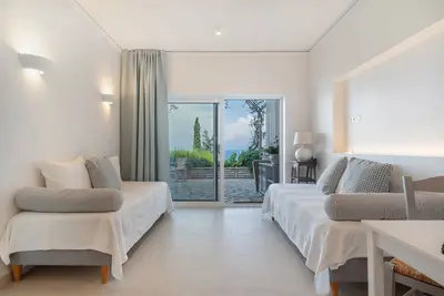 Appartement 'Myrto Homes Agios Nikitas Lefkada 4' avec vue sur la mer, Wi-Fi et climatisation