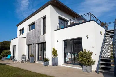 Image de Villa 'Lumineuse Vue Mer 150m Plage' avec vue sur la mer, terrasse privée et Wi-Fi