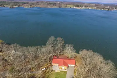 Image de Abigail's Lake View has a Panoramic view of Claytor Lake!