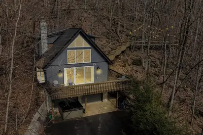 Image de Game Room, Hot Tub, Pet-Friendly, Fire-pit, Views on 3-Acres in Seven Devils