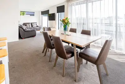 Image de Sunny 3br Haven: Modern Comfort for 7 with Carpark