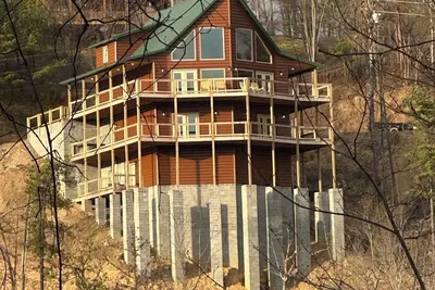 Image de Luxurious 5-bedroom cabin with spectacular mountain views in a private community