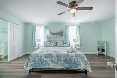 Image de 10 Min to the Beach! King Bed, Walk In Shower, Pet Friendly, Spacious Parking