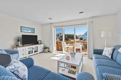 Image de 4203 - Here Comes the Sun, located in the charming Duck neighborhood, just steps from the beach.