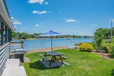 Image de The Glam Shack: Waterfront Bliss in Onset