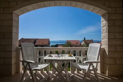 Garçonnière avec la terrasse et la vue sur le mer Bol, Brac (As-23845-a)