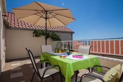 Appartement de deux chambres avec la terrasse et la vue sur le mer Bol, Brac (A-23847-c)