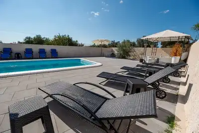 Image de Appartement de deux chambres avec la terrasse et la vue sur le mer Sukosan, Zadar (A-23934-a)